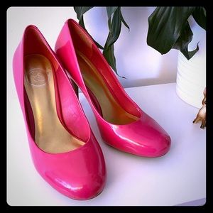 Jessica Simpson hot pink pumps